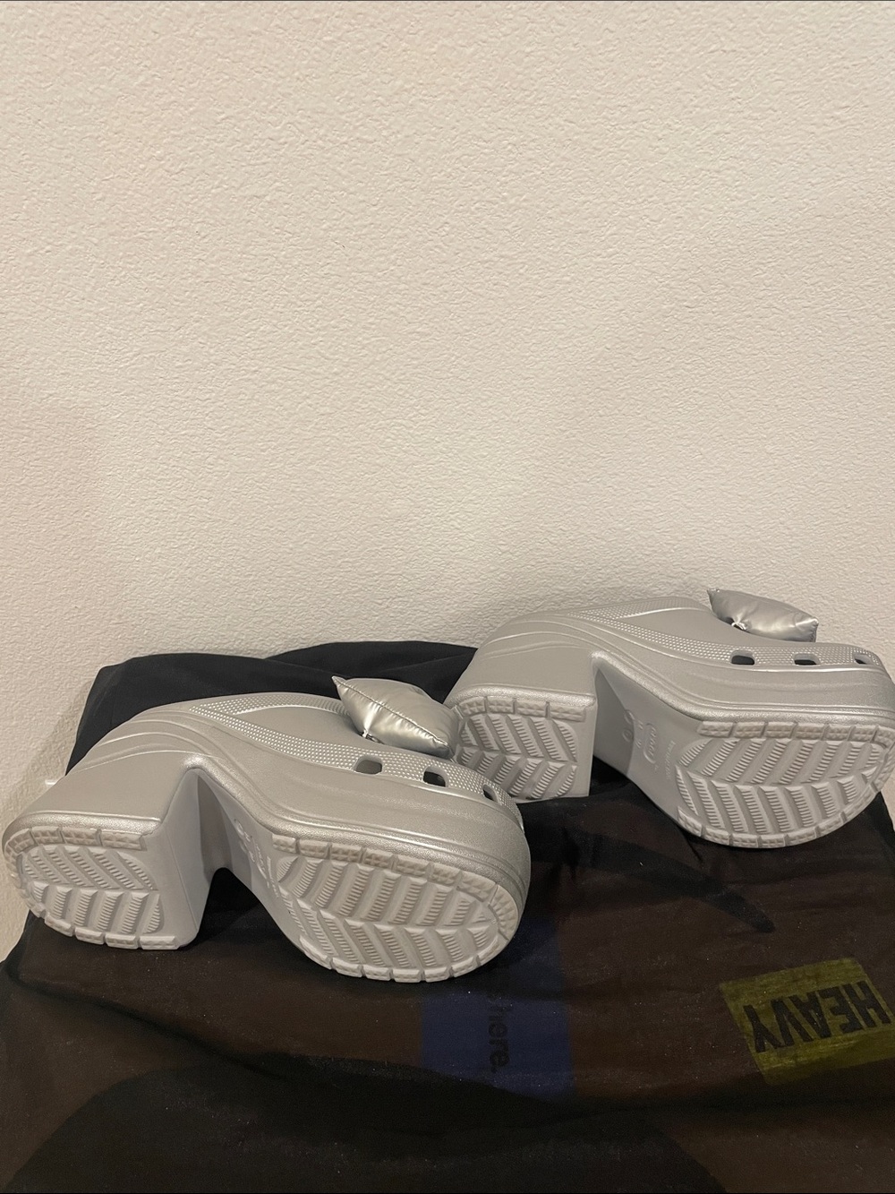 CROCS Silver Platform Bow Clogs - Picture 2 of 3